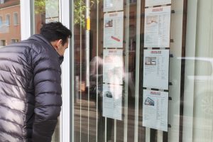 Immobilienbüro in Mainz-Kostheim, Exposé aushänge im Schaufenster Immobilienbüro in Mainz-Kostheim, Exposé aushänge im Schaufenster